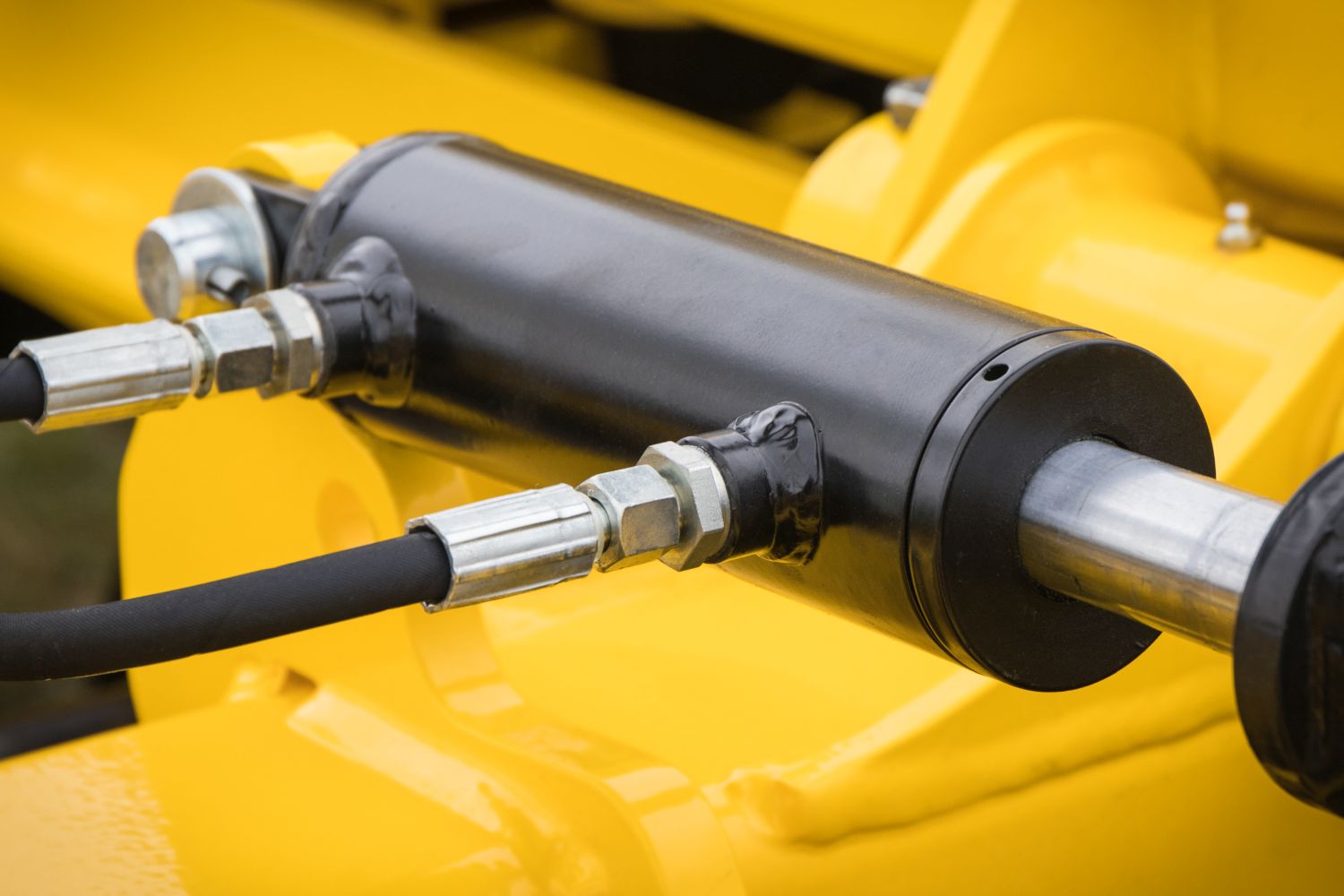 Zamarznięte przewody i wycieki zimą – jak hydraulika samochodu reaguje na mróz i jak pomoże pomoc drogowa